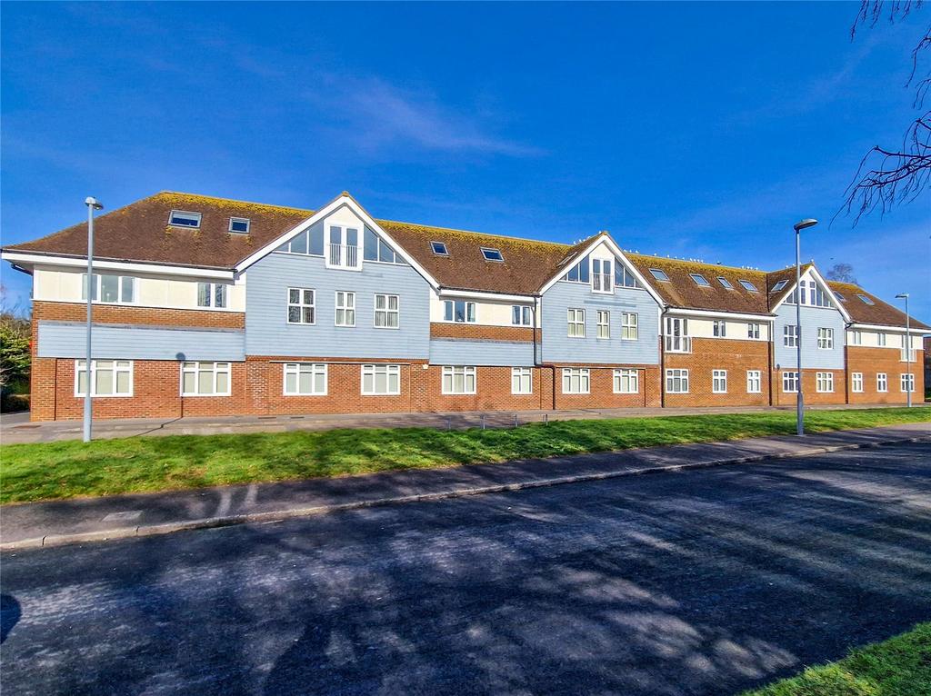 Lakewood Road, Highcliffe, Christchurch, Dorset, BH23 2 bed apartment for sale £239,950