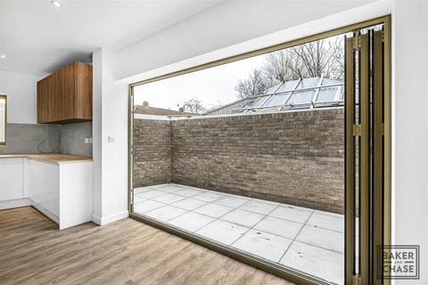 3 bedroom end of terrace house for sale, Brook Mews, London N13