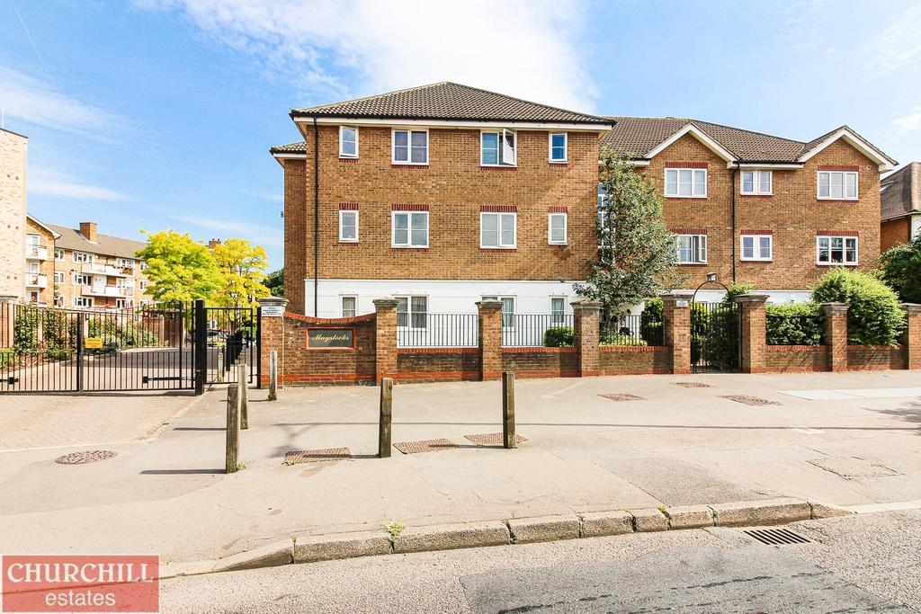 Chigwell Road, London 3 bed flat for sale £500,000