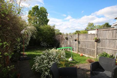 15 Sunmead Close, Fetcham, Leatherhead, KT22 9AP