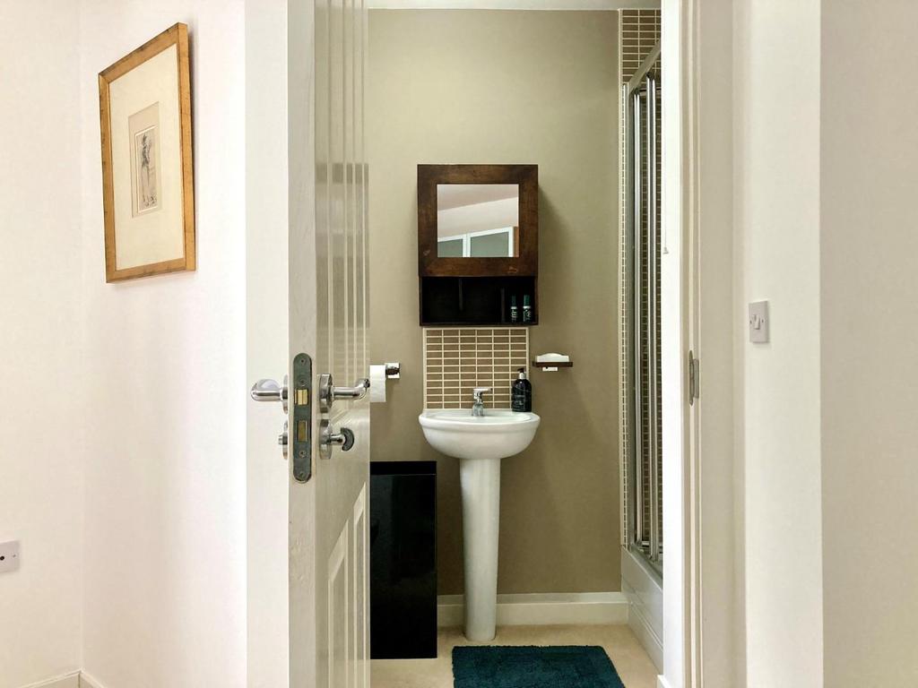 Ensuite far (J).jpg