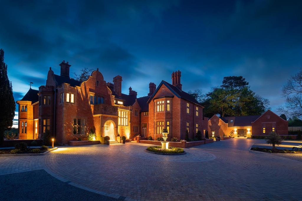 Milverton Hall   By night.jpg