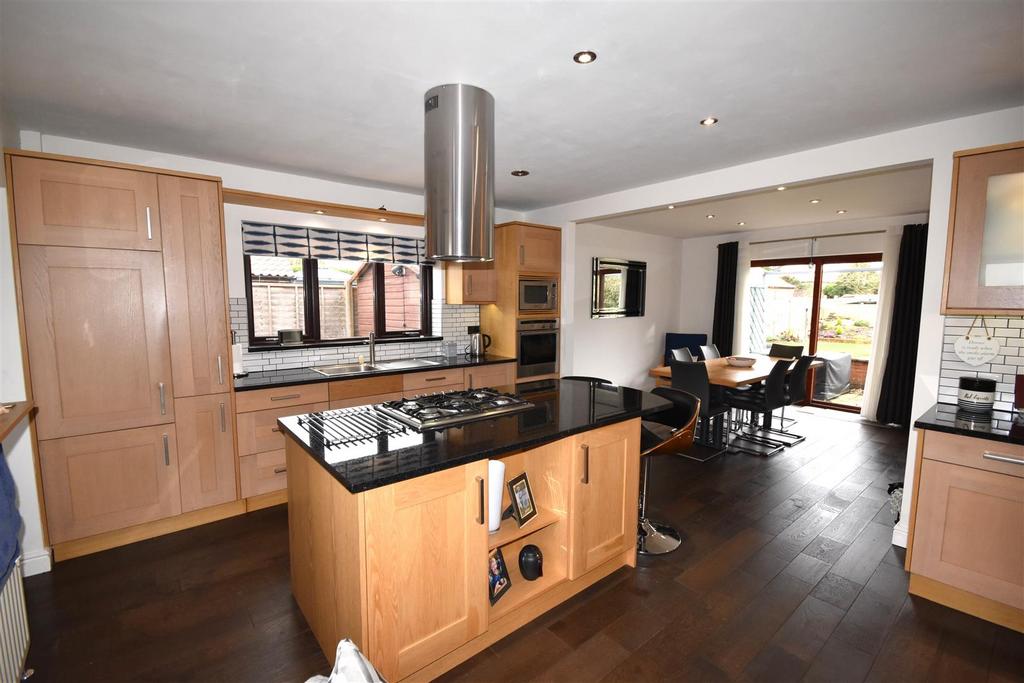 OPEN PLAN KITCHEN &amp; DINING AREA