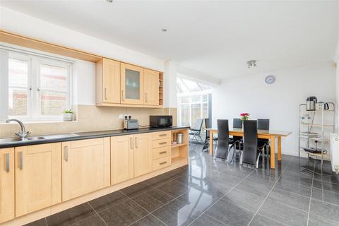 58 Bronte Avenue, Stotfold, Hitchin, SG5 4FT