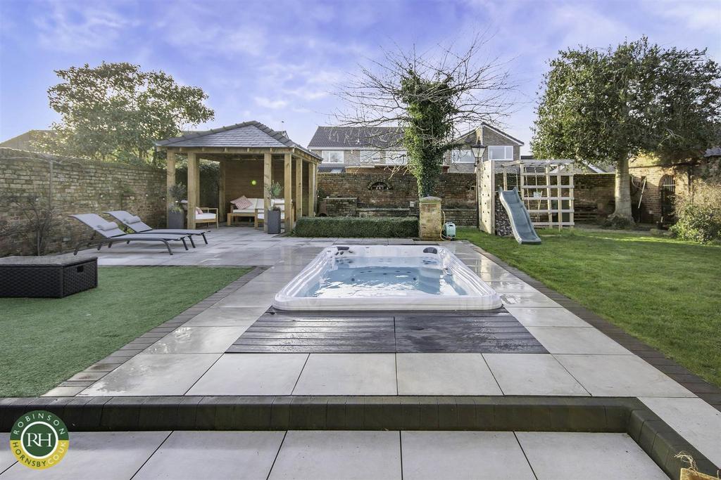 Rear garden / pool
