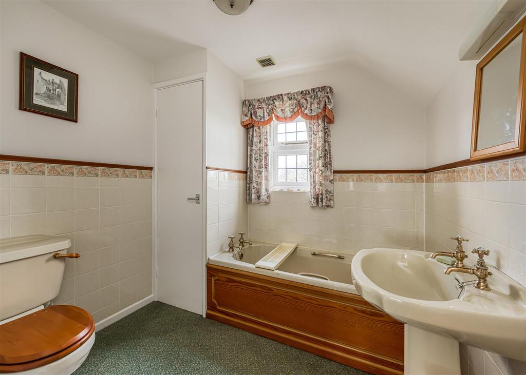 Trentham-bed1 ensuite.jpg