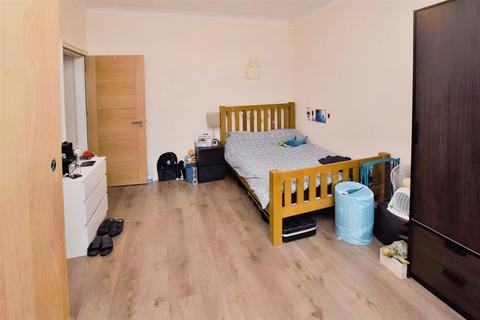 House share to rent - Crummock Gardens, Colindale
