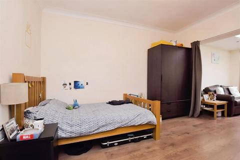 House share to rent - Crummock Gardens, Colindale
