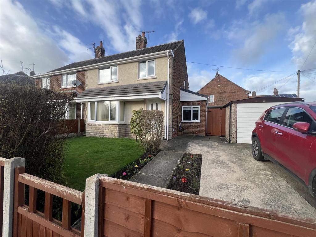 Springfield Avenue, Brough 3 bed semidetached house £182,500