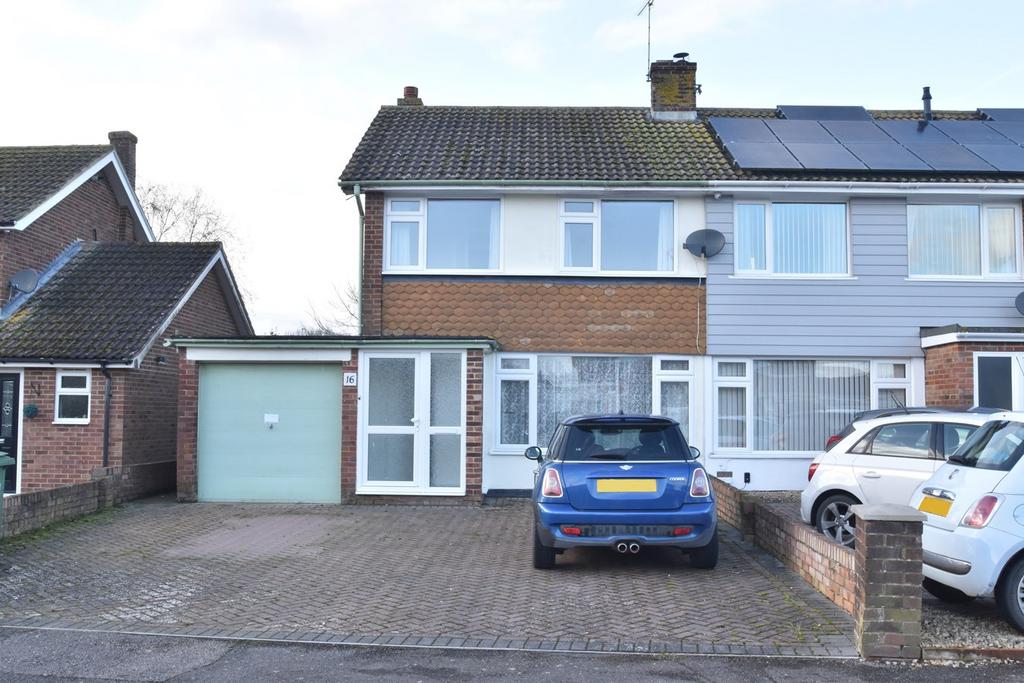 Robins Avenue, Lenham, Maidstone, ME17 3 bed semidetached house for