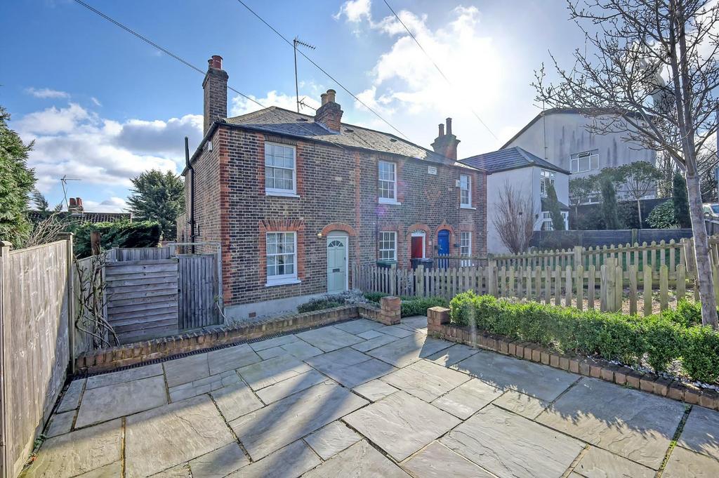 North End, Buckhurst Hill IG9 2 bed end of terrace house for sale £