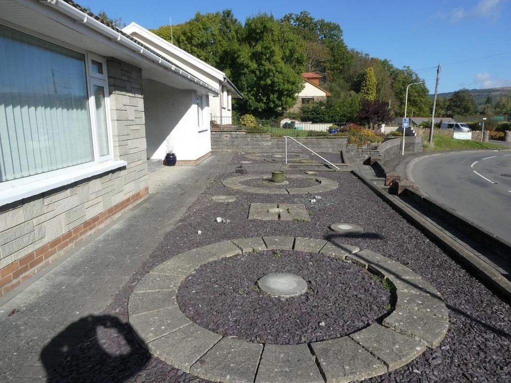 Glan Road, Gadlys, Aberdare 2 bed detached bungalow £850 pcm (£196 pw)
