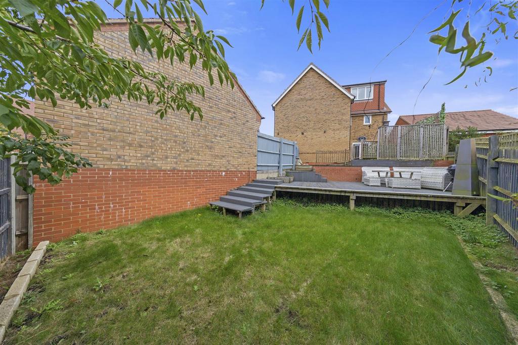 Donnington Road, Burton Latimer NN15 6 bed detached house for sale £