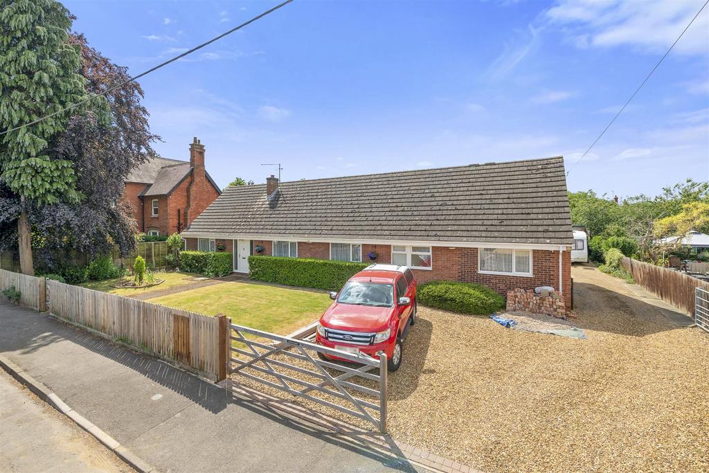 Park Street, Raunds NN9 4 bed detached bungalow for sale £525,000