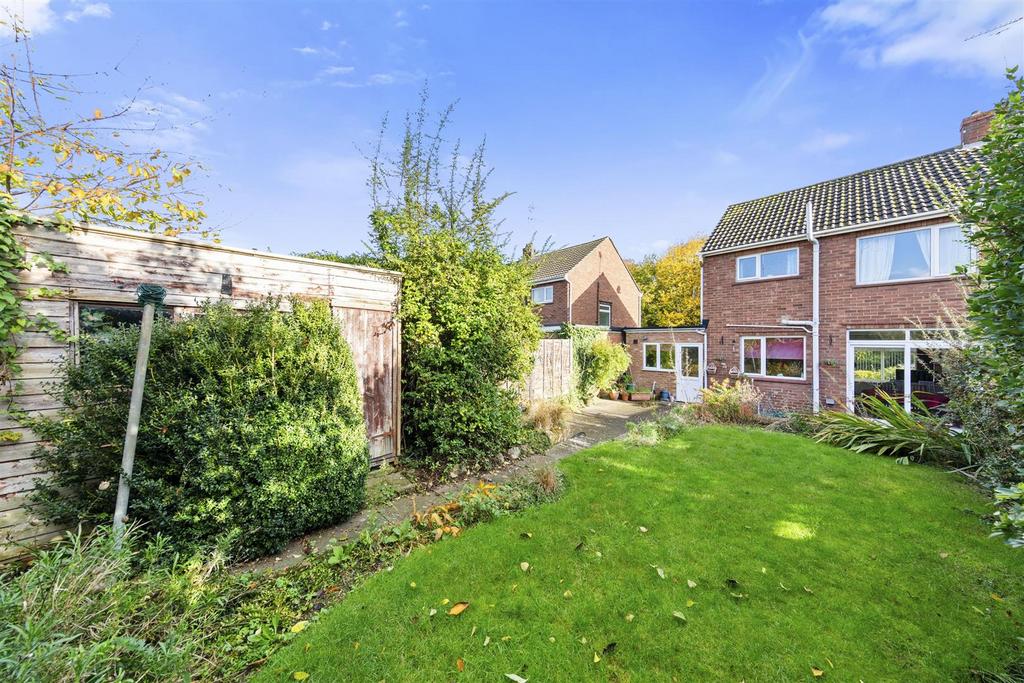 Cheyne Walk, Kettering NN15 3 bed semidetached house £250,000