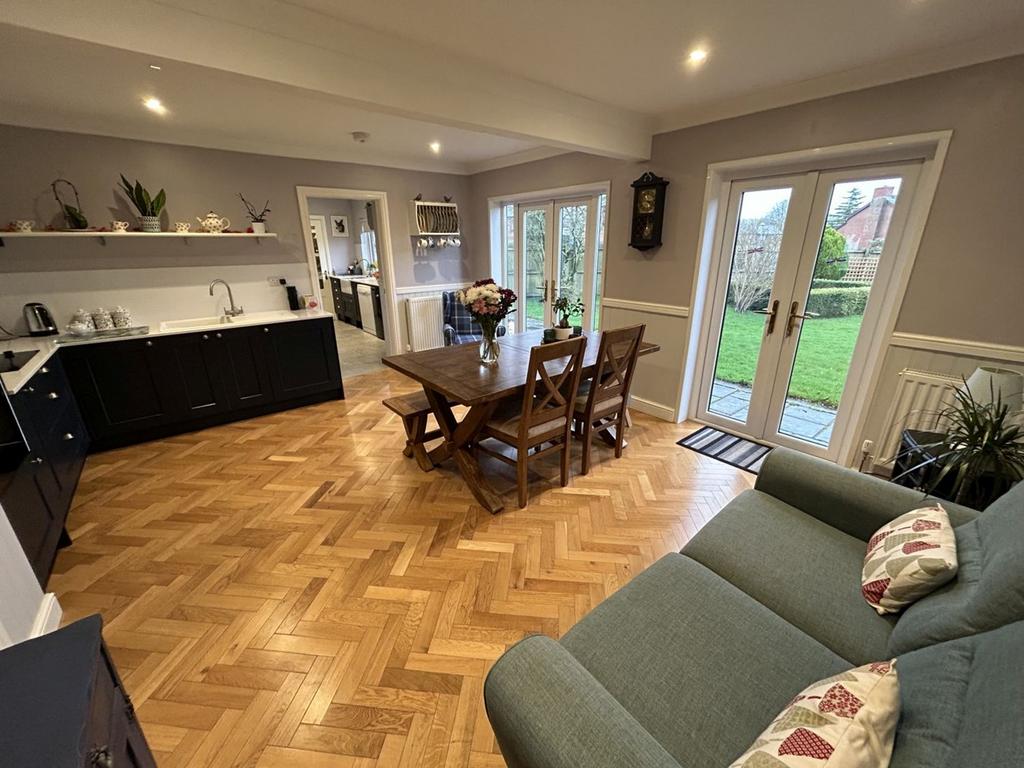 Beacons Park, Brecon, LD3 4 bed detached house for sale £450,000