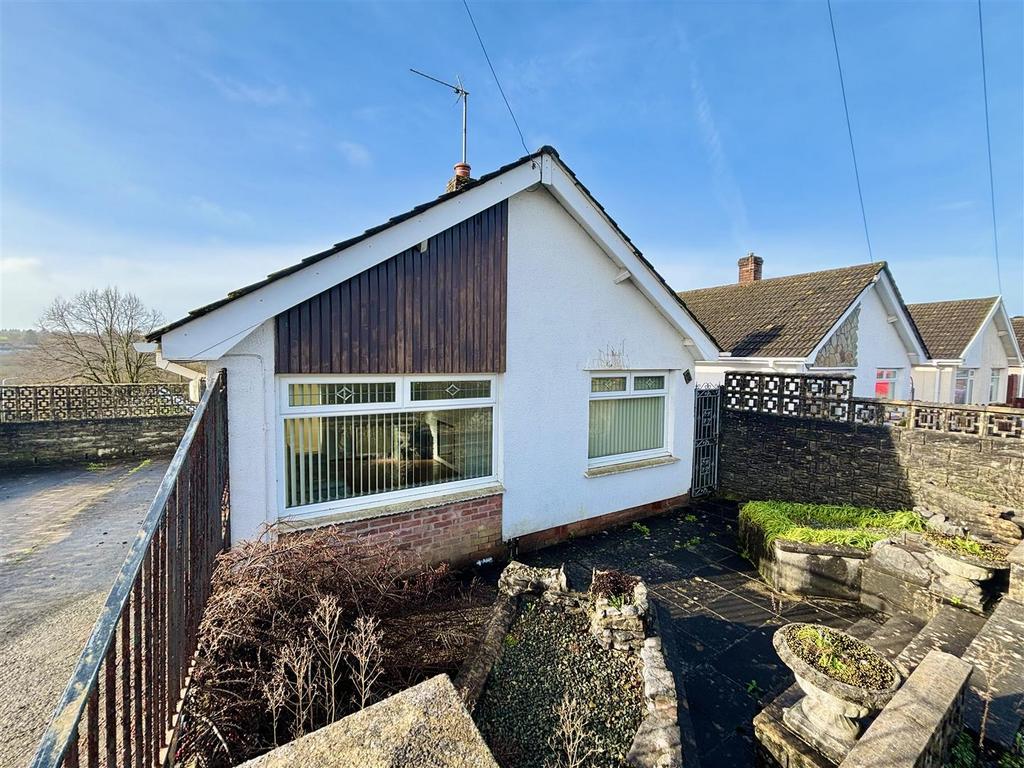 Broadmead, Killay, Swansea 3 bed detached bungalow for sale £200,000