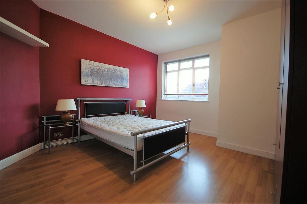 Ruislip Court, Ruislip HA4 2 bed flat to rent £1,500 pcm (£346 pw)