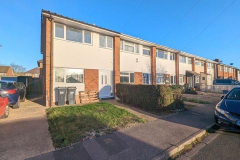 3 bedroom end of terrace house to rent, Marriott Close, Feltham, TW14