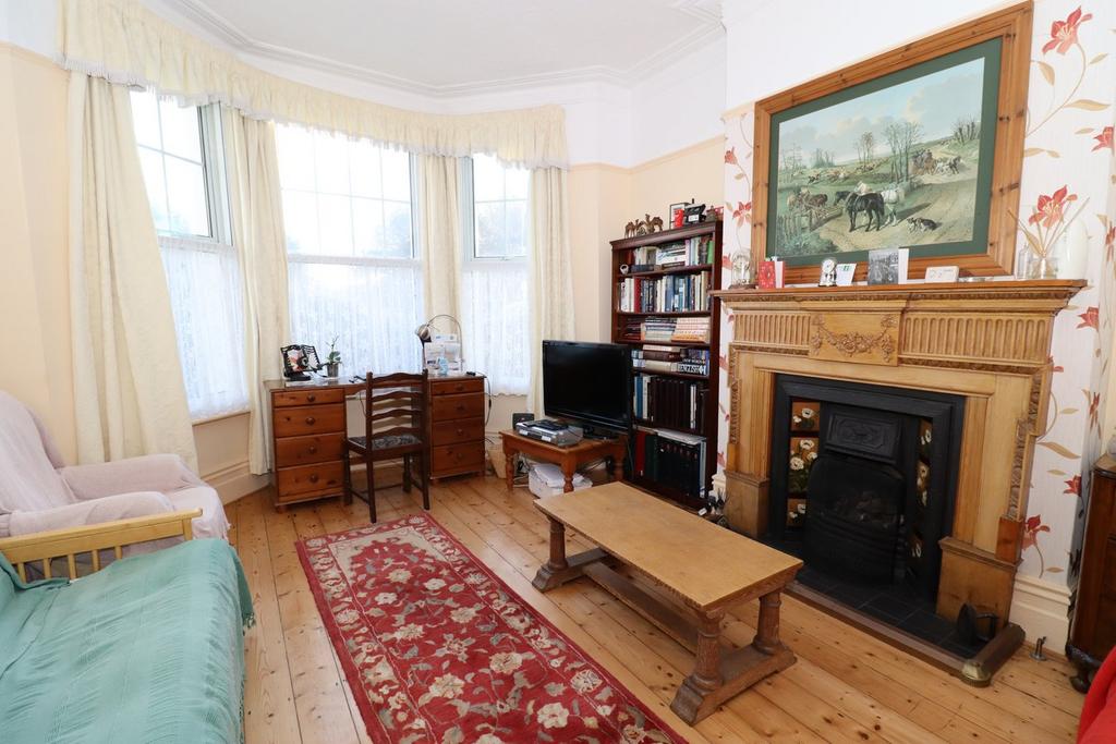 Wickham Avenue, BexhillonSea, TN39 6 bed terraced house for sale £