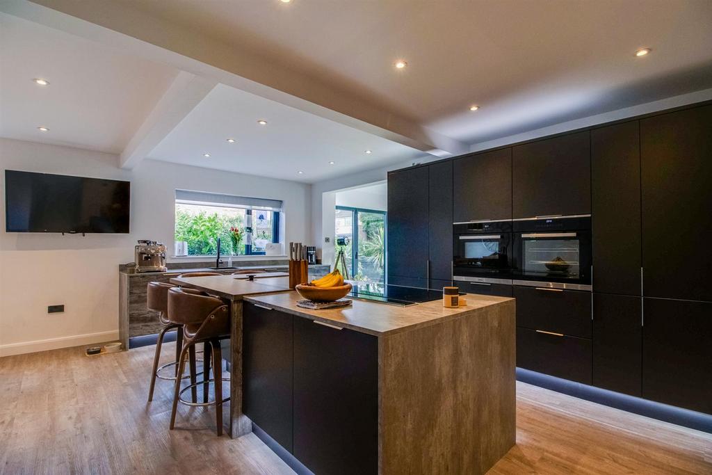 Open plan kitchen/breakfast/dining room