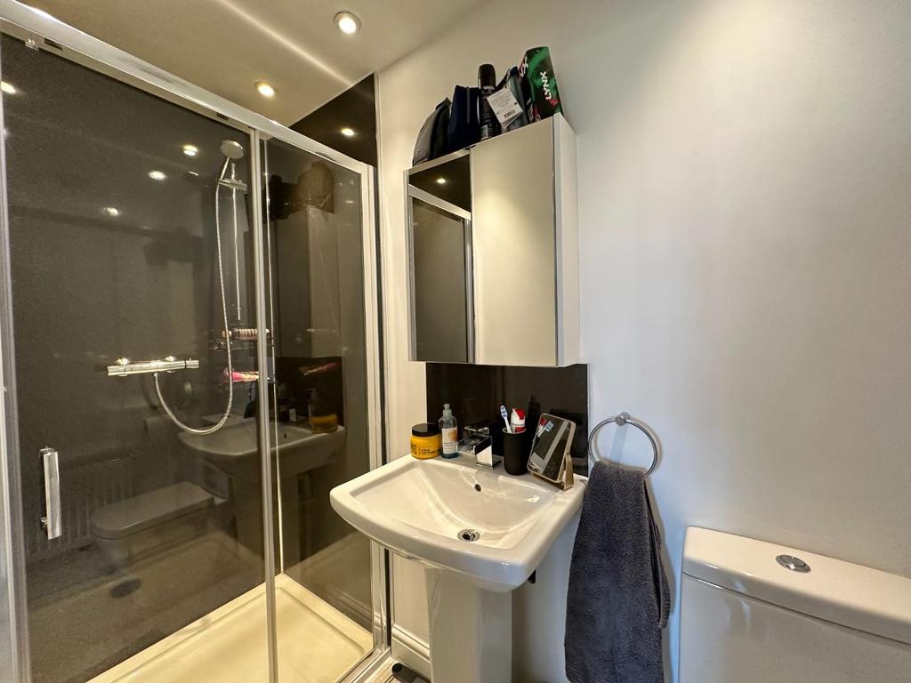 Ensuite 2.jpg