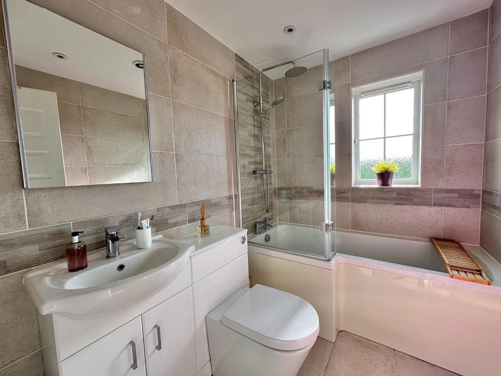 Family bathroom.jpg