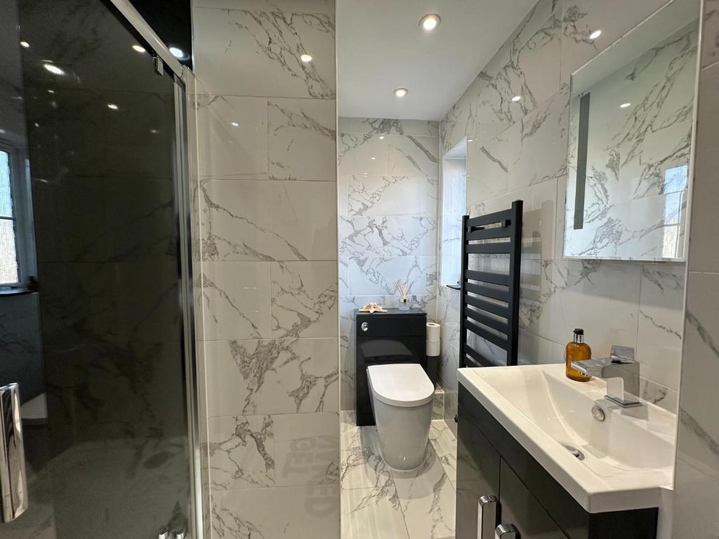 Ensuite 1.jpg