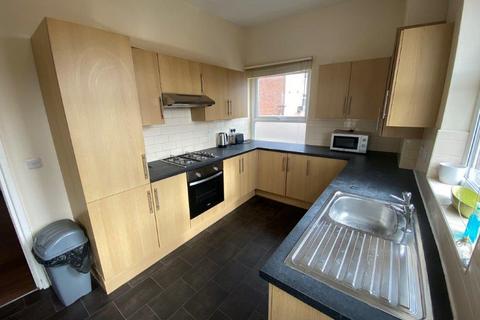 1 bedroom in a flat share to rent, Rms @ High Road, Beeston, NG9 2LF