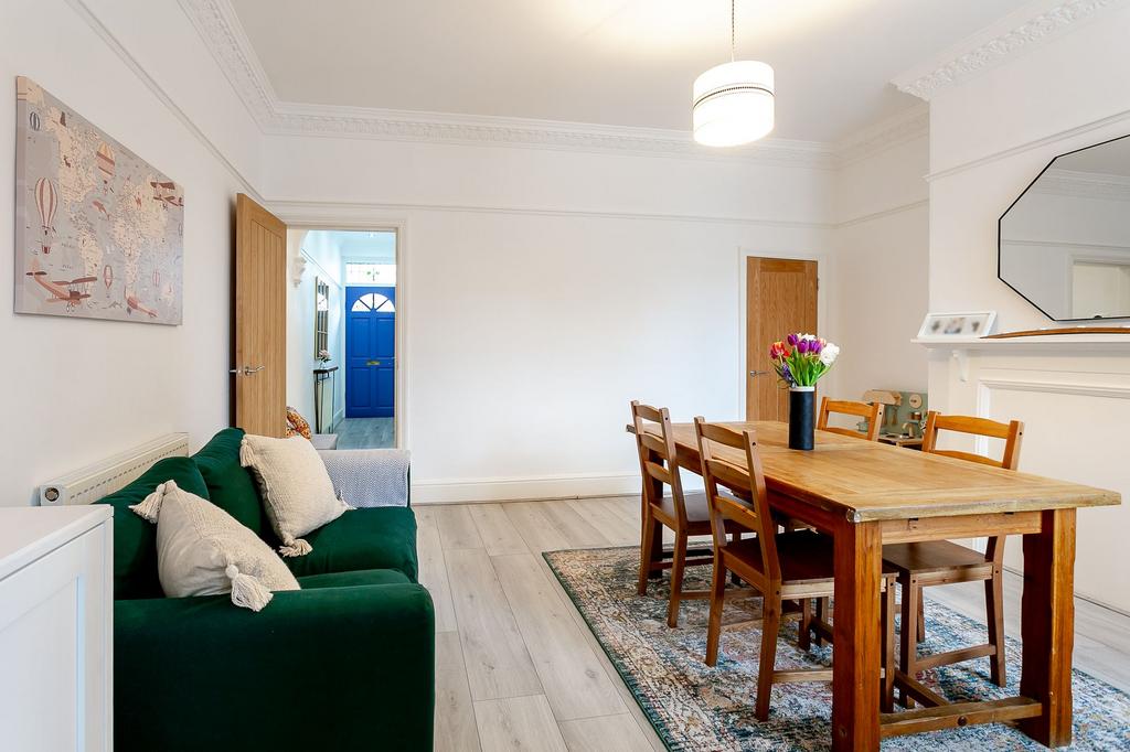 Kings Road, Harrogate, HG1 4 bed terraced house for sale £410,000