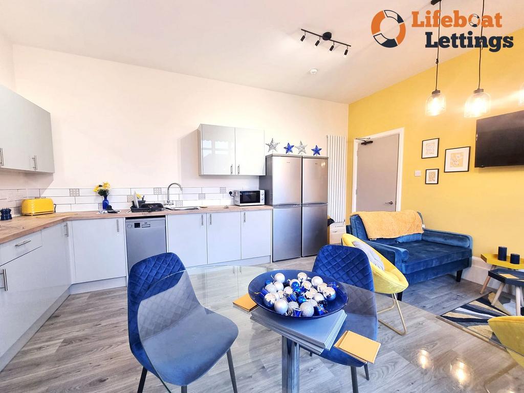 Shared kitchen diner c