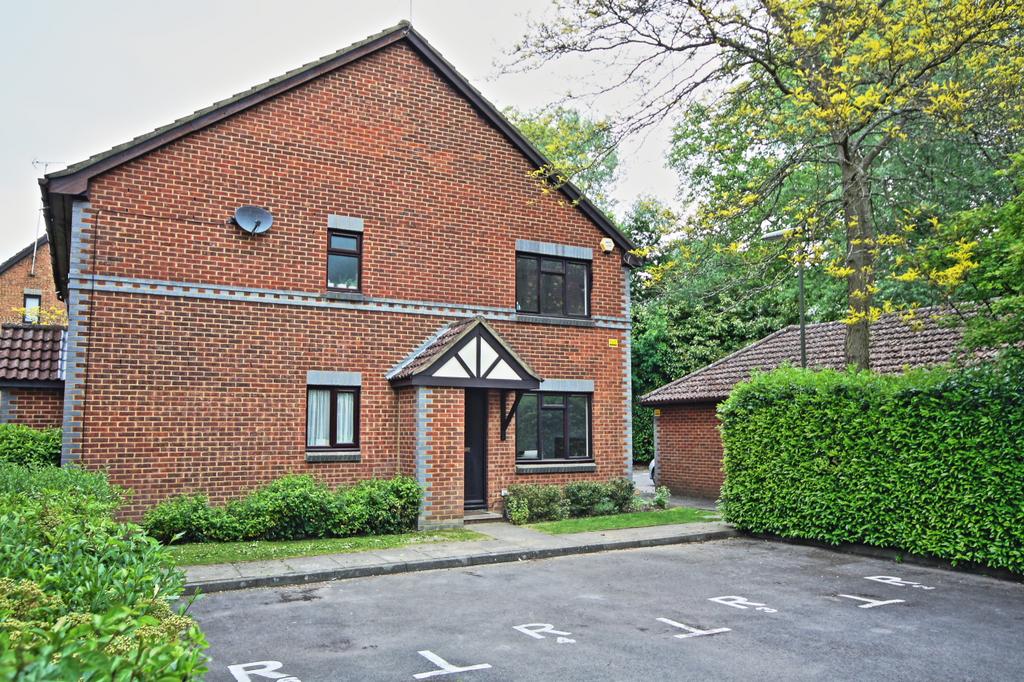Oriental Road, Woking GU22 1 bed terraced house to rent £1,100 pcm (£