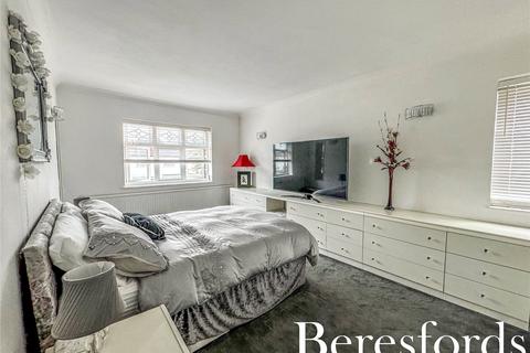 39 Squirrels Heath Road, Romford, RM3 0LH