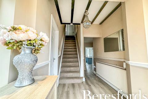 39 Squirrels Heath Road, Romford, RM3 0LH