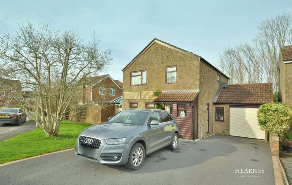 Scutts Close, Lytchett Matravers, BH16 6HB 3 bed detached house for