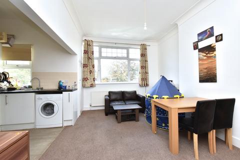 2 bedroom flat to rent, Queen Anne Avenue Bromley BR2