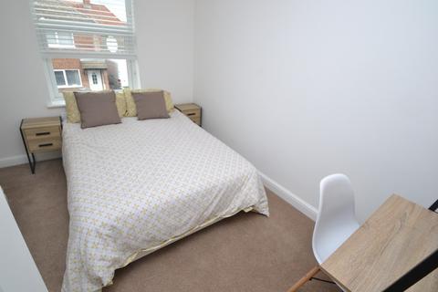 3 bedroom flat to rent, Musters Road , Nottingham NG2