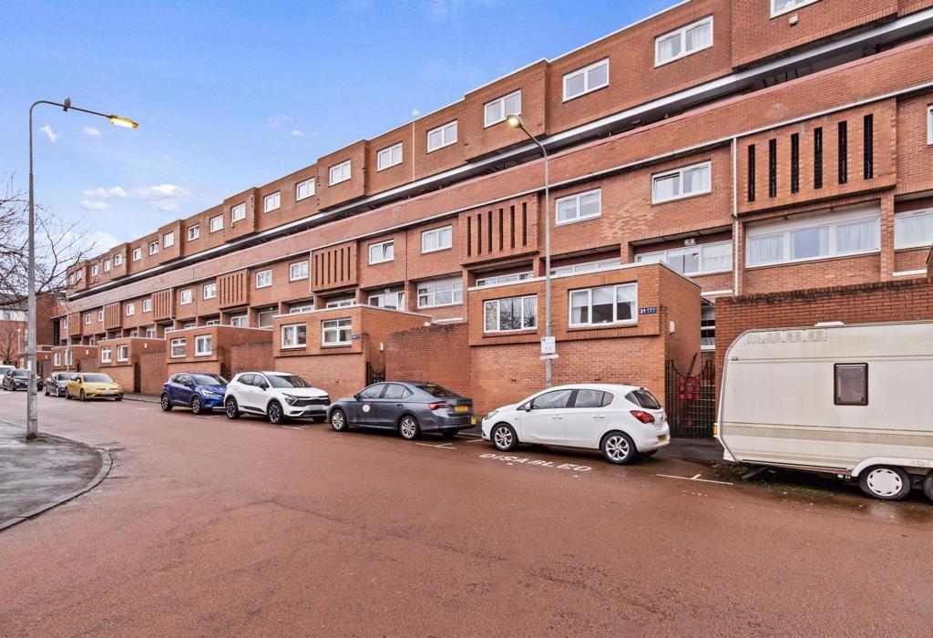 Braid Square, Glasgow, G4 9YG 3 bed £120,000