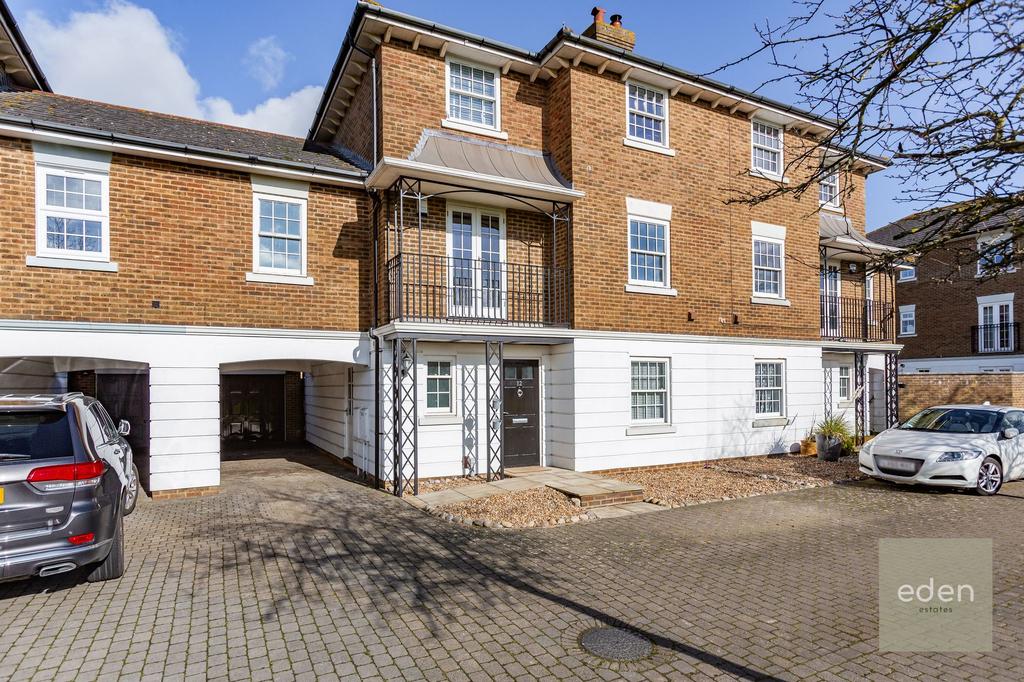 Maypole Drive, Kings Hill, ME19 5 bed semidetached house for sale £