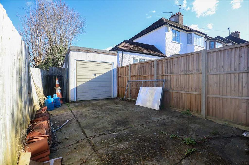 Chipstead Valley Road, Coulsdon Garage £45,000