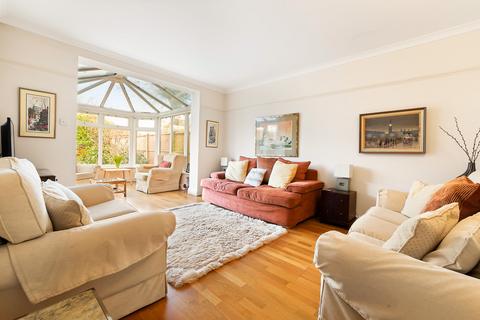 7 Highwoods, Leatherhead, KT22 8RR