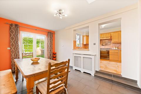 7 Highwoods, Leatherhead, KT22 8RR