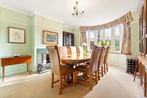 7 Highwoods, Leatherhead, KT22 8RR
