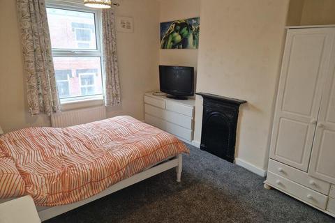 2 bedroom house to rent, Harold Mount, Leeds LS6