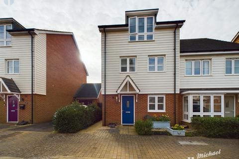 4 bedroom end of terrace house for sale - Pershore Way, Aylesbury, HP18 0WN