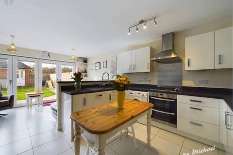 4 bedroom end of terrace house for sale - Pershore Way, Aylesbury, HP18 0WN