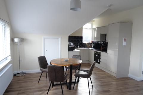 2 bedroom flat to rent - Cranes Park, Surbiton, KT5 8AS