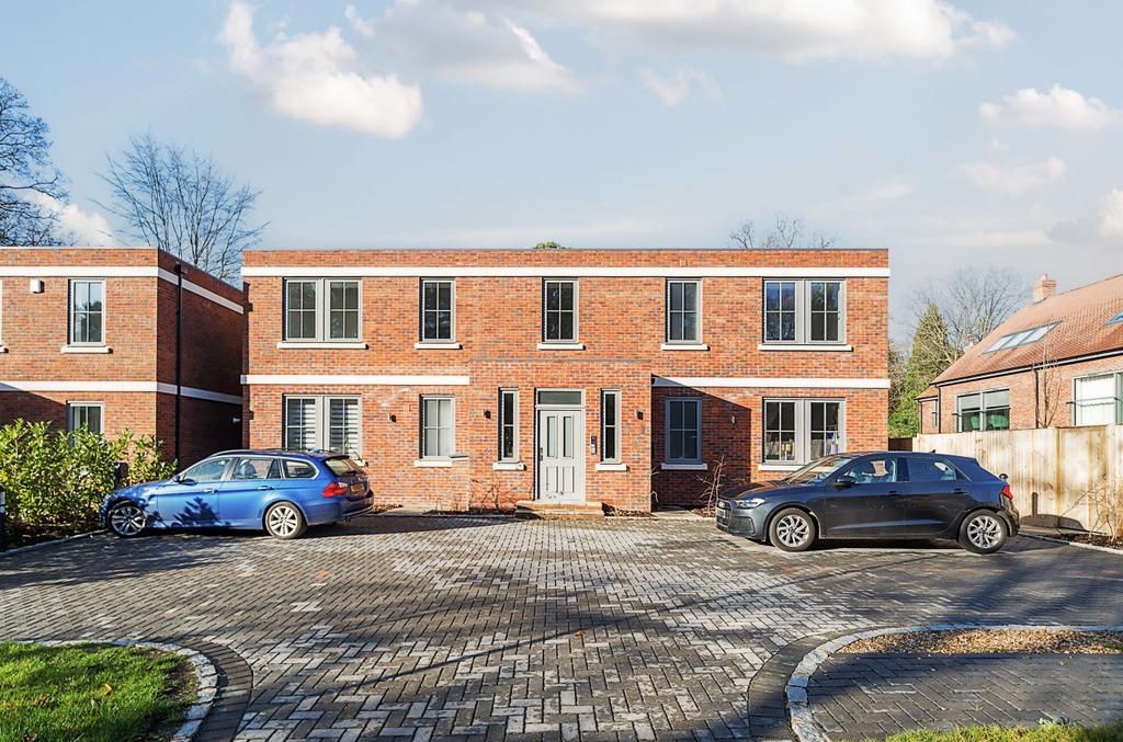 Camberley GU15 2 bed apartment for sale £550,000