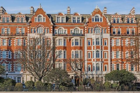 North Gate, London, NW8