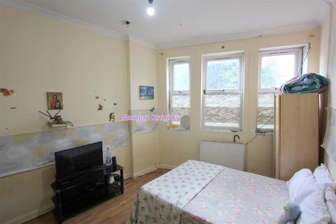 4 bedroom terraced house for sale, East Ham E6